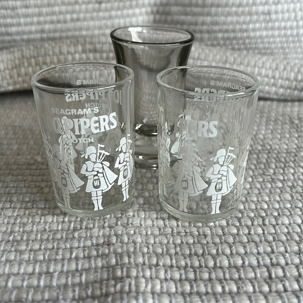 SEAGRAMS 100 PIPERS SCOTCH SHOT GLASSES. VINTAGE